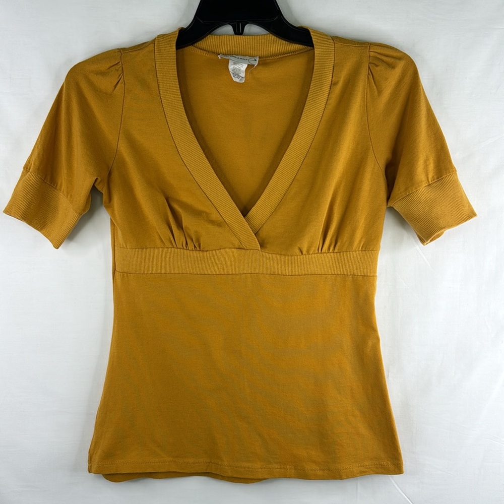 Woman's Mustard Top Size:L